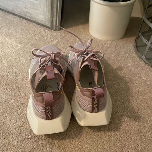 Nike athletic shoes - Picture 3 of 4